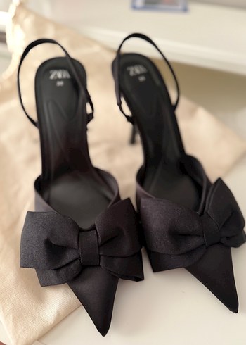Zara Siyah Fiyonk Detaylı Stiletto