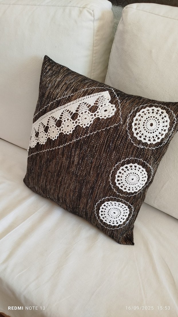 Kahverengi dantelli Klasik Yastık Kılıfı - Görsel 2