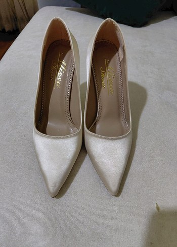 ekru İpek Görünümlü Stiletto Topuklu Kadın Ayakkabı