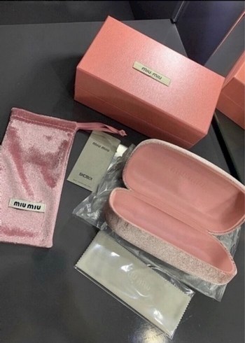 Parlak Pembe Miu Miu Kadın Gözlüğü Kutusu - Görsel 2