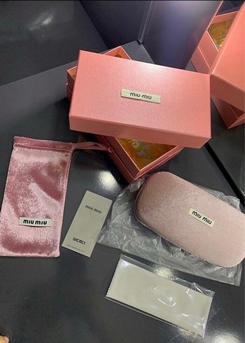 Miu Miu Parlak Pembe Kadın Gözlük Kutusu