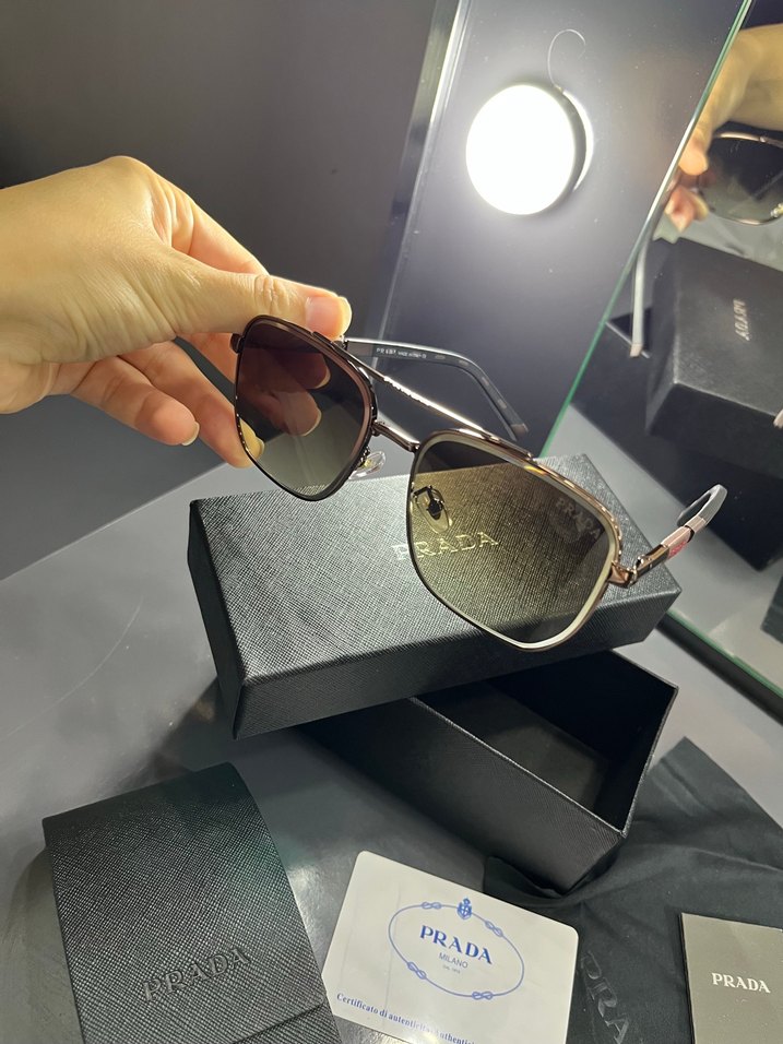 Parlak Altın Renkli Klasik Prada Güneş Gözlüğü - Görsel 4