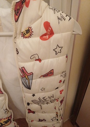 Zara marka  11 12 yas Kız Çocuk Beyaz Baskılı Fermuarlı Yelek - Görsel 3