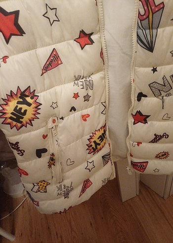 Zara marka  11 12 yas Kız Çocuk Beyaz Baskılı Fermuarlı Yelek - Görsel 6