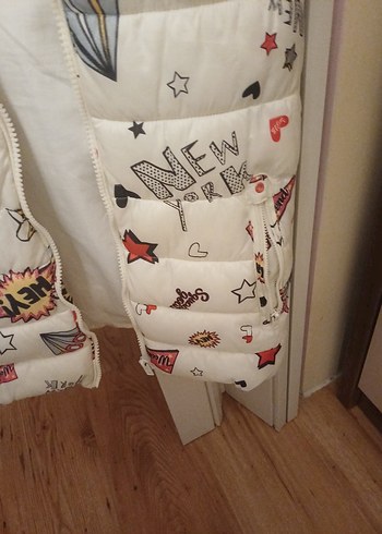 Zara marka  11 12 yas Kız Çocuk Beyaz Baskılı Fermuarlı Yelek - Görsel 4