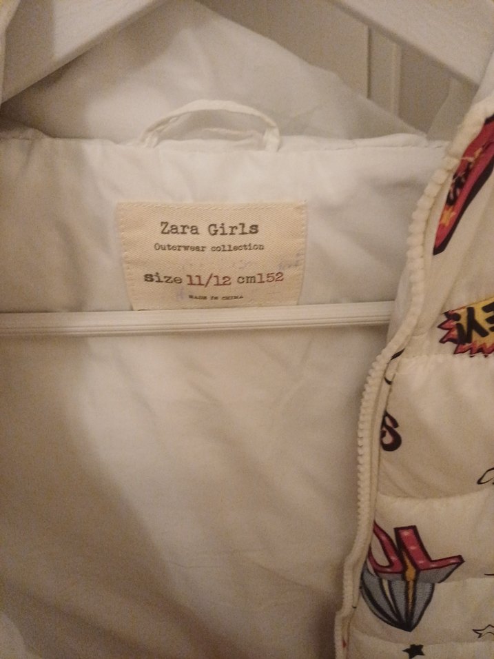 Zara marka  11 12 yas Kız Çocuk Beyaz Baskılı Fermuarlı Yelek - Görsel 2