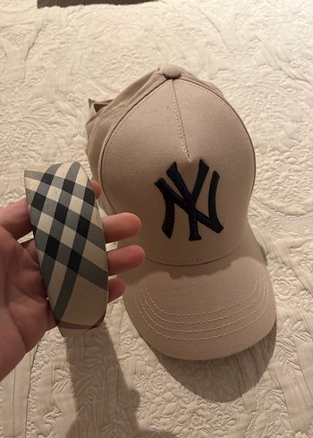 Bej Şapka ve Burberry Taç - Görsel 2
