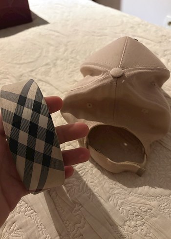 Bej Şapka ve Burberry Taç - Görsel 3