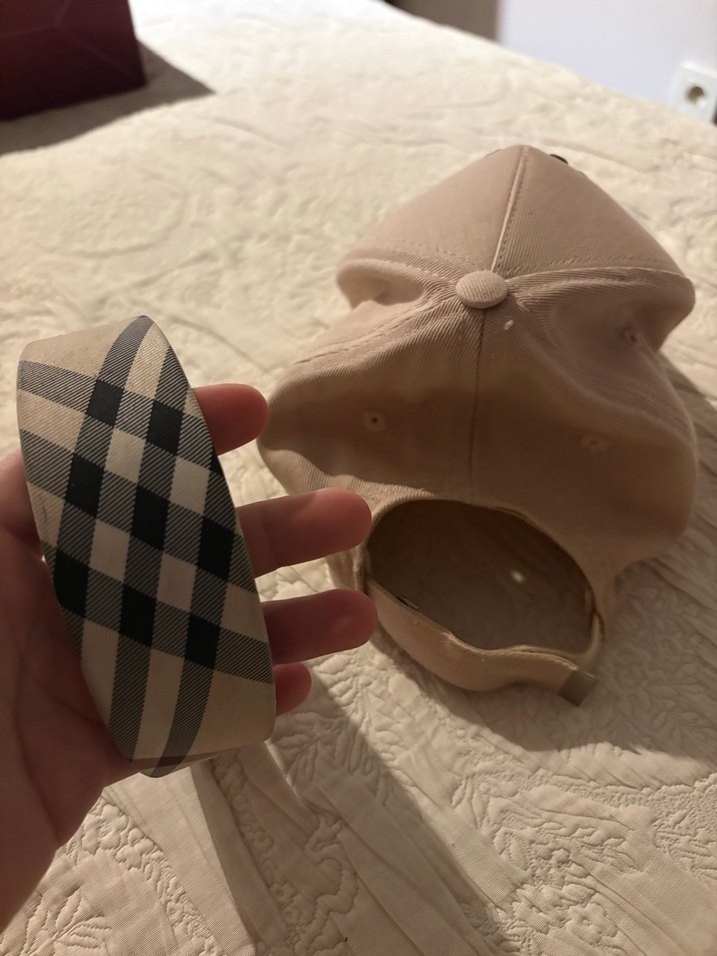 Bej Şapka ve Burberry Taç - Görsel 3