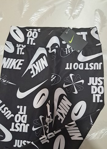 Nike Siyah Baskılı Spor Tayt - Görsel 3