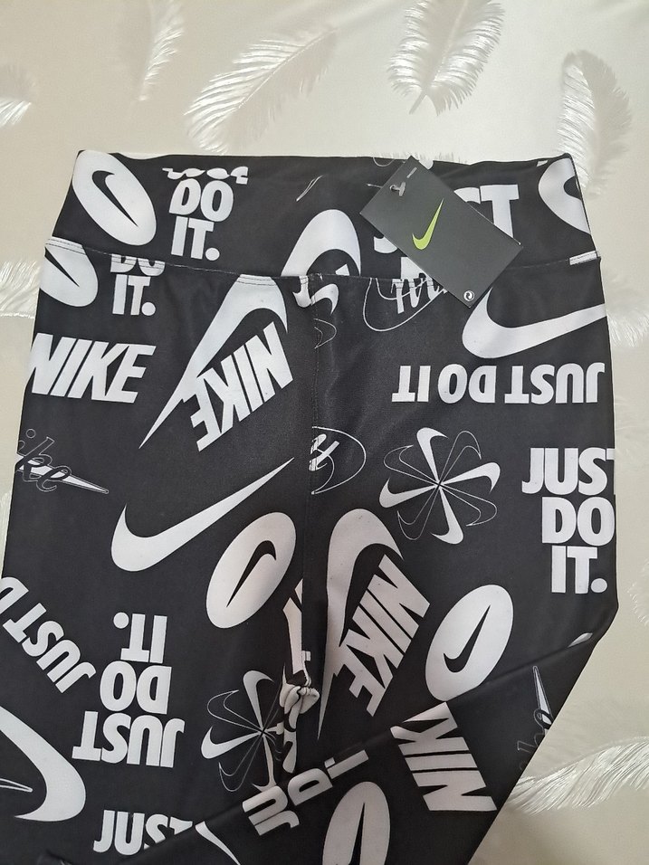 Nike Siyah Baskılı Spor Tayt - Görsel 3