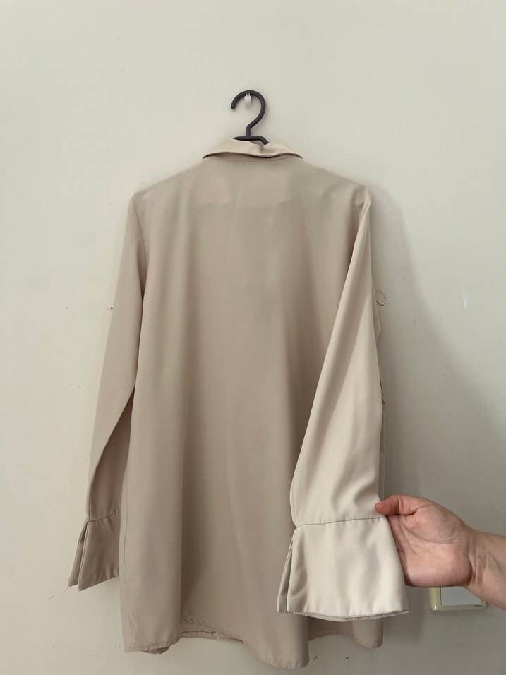 Düğmeli V Yaka Bej Kadın Gömlek - Görsel 2