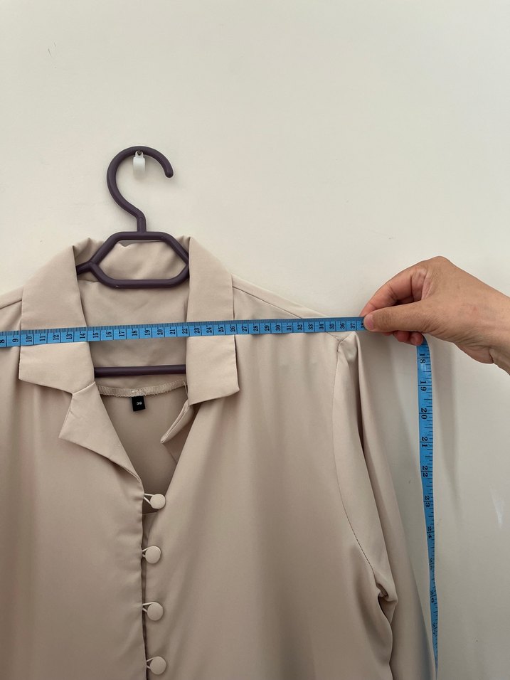 Düğmeli V Yaka Bej Kadın Gömlek - Görsel 3