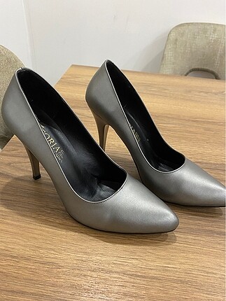 Gri stiletto ayakkabı