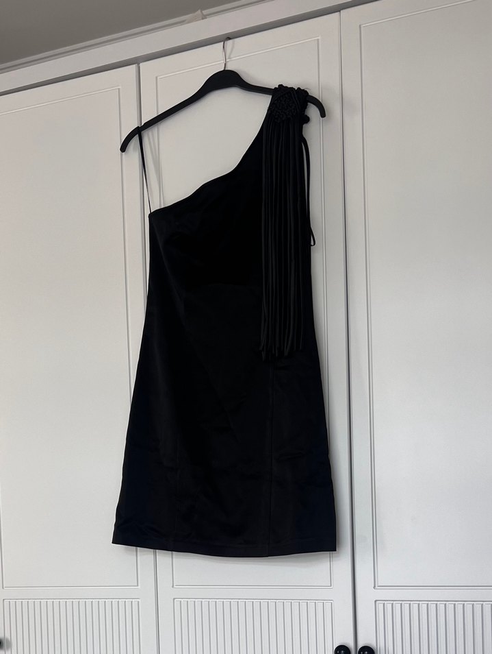 Püsküllü Tek Omuz Siyah Midi Elbise - Görsel 2