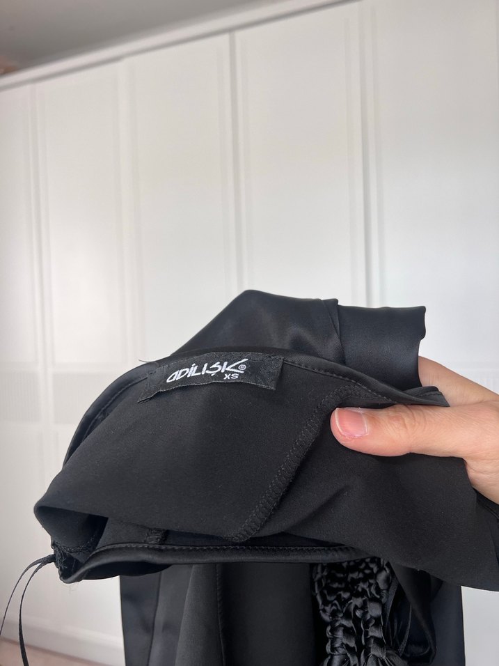 Püsküllü Tek Omuz Siyah Midi Elbise - Görsel 4