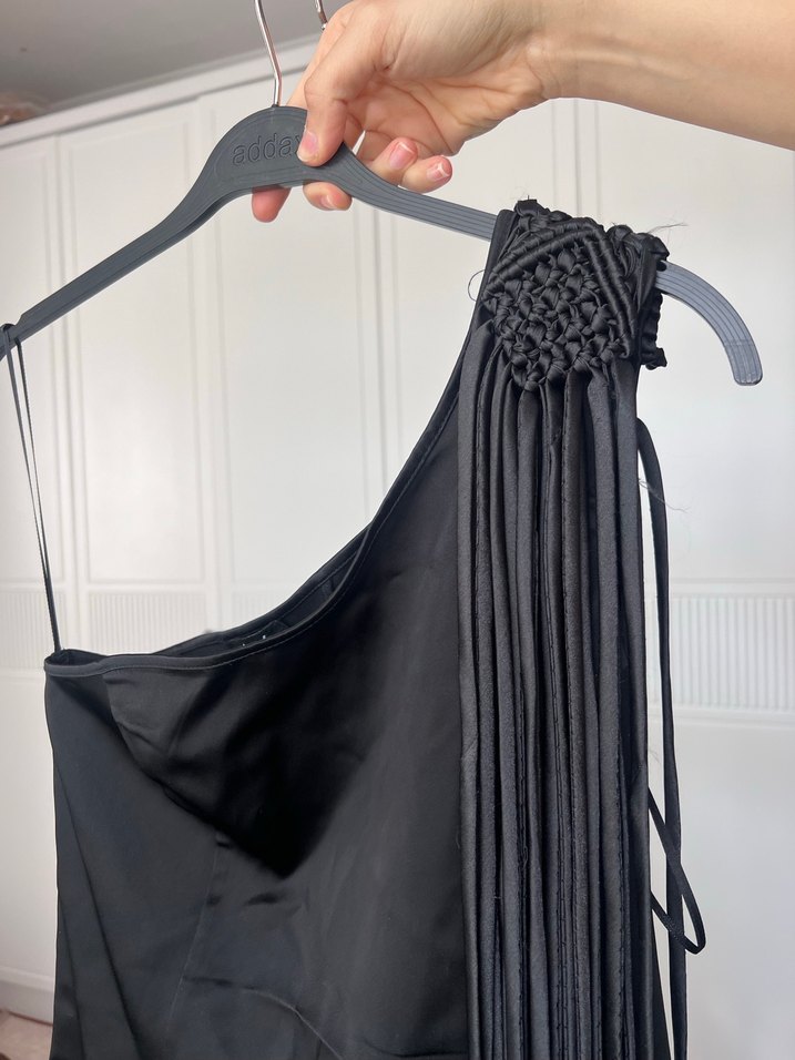 Püsküllü Tek Omuz Siyah Midi Elbise - Görsel 3