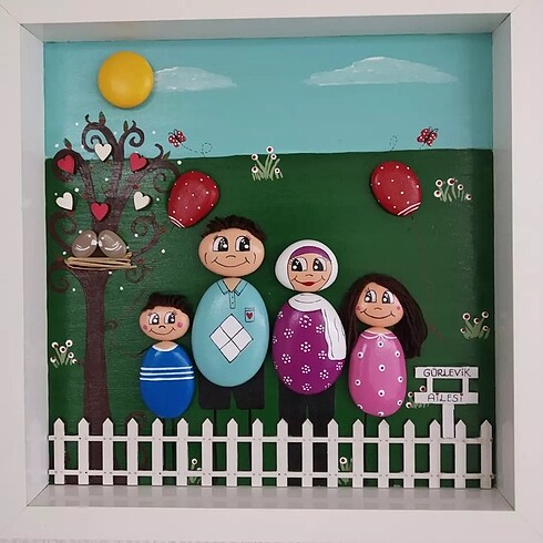Aile temalı taş boyama tablo