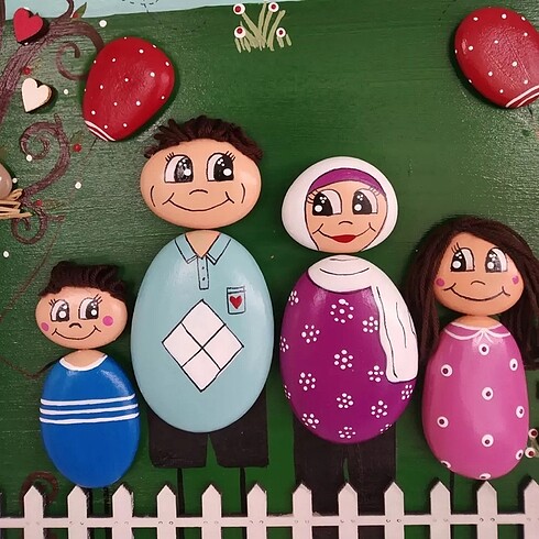 Mudo Concept Aile temalı taş boyama tablo