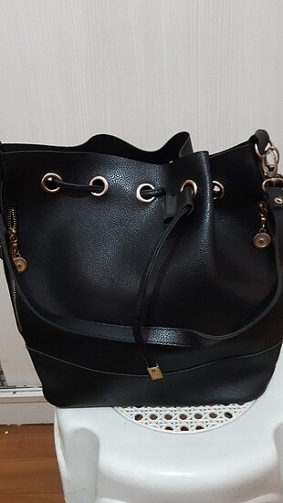 Siyah büzgülü kol çantasi