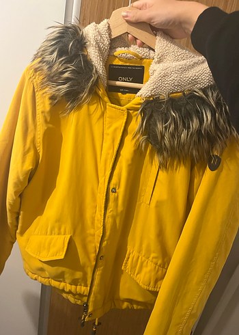 Sarı Peluş Detaylı Kadın Mont