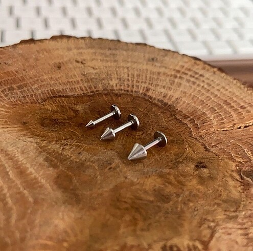 Spitke diken dudak tragus piercing
