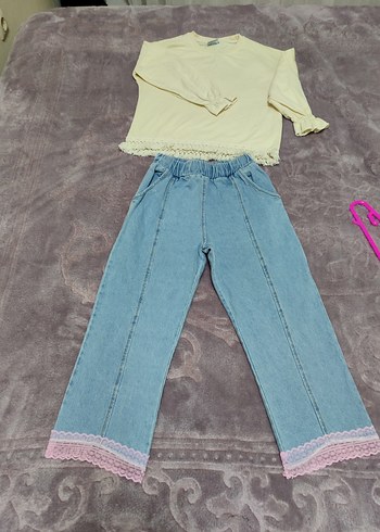 Dantel Detaylı Sarı Bluz ve Bol Kesim Denim Pantolon