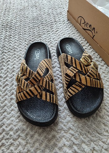 Tokalı Zebra Desenli Kadın Terlik - Görsel 8