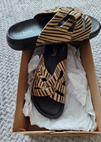 Tokalı Zebra Desenli Kadın Terlik - Görsel 7