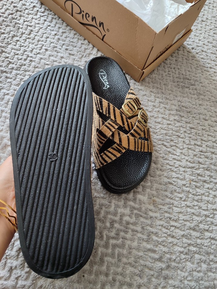 Tokalı Zebra Desenli Kadın Terlik - Görsel 2