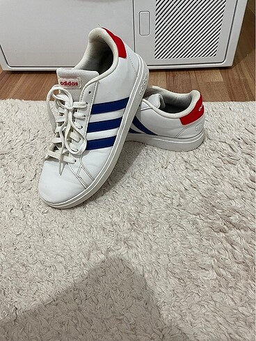 Adidas beyaz spor ayakkabı