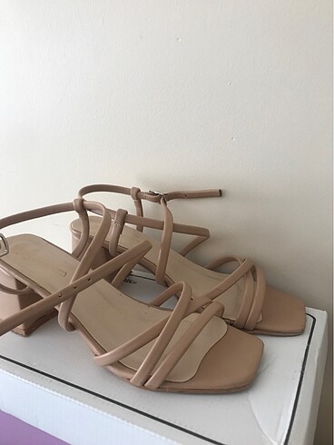 Zara Kısa topuklu sandalet