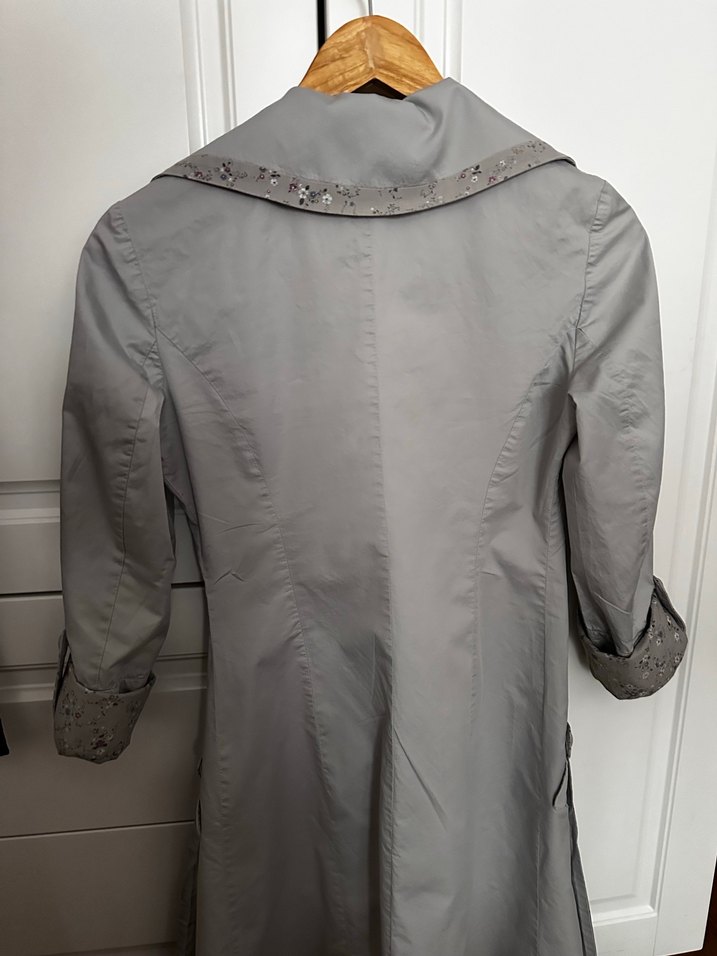 Düğmeli Gri Nakışlı Kadın Trençkot - Görsel 5