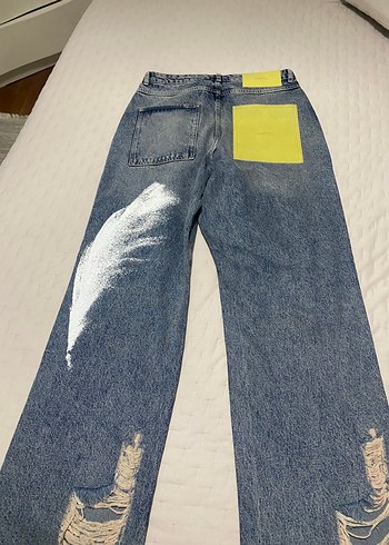Sarı Detaylı Gri Bol Paça Kot Pantolon