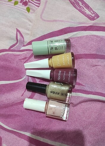 Flormar Oje hepsi dolu pembe olan küçük simleri var içinde