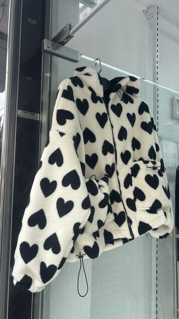 Kürklü Kapüşonlu Siyah Kalp Desenli Kadın Ceket - Görsel 2