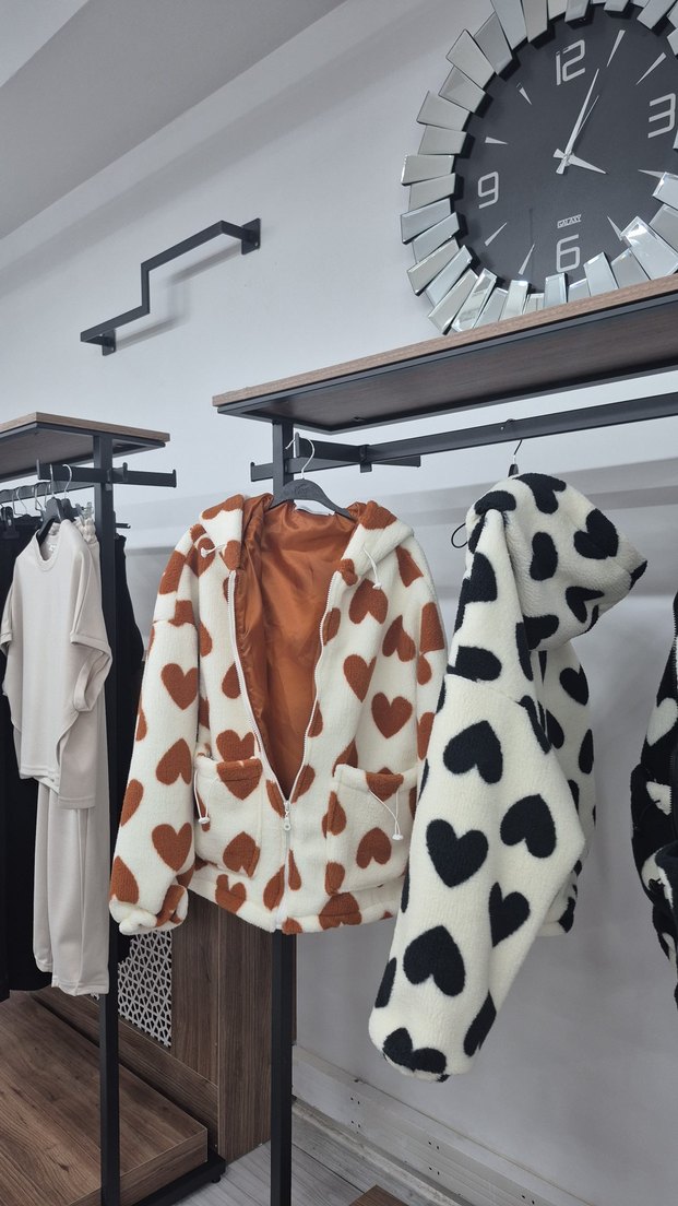 Kürklü Kapüşonlu Siyah Kalp Desenli Kadın Ceket - Görsel 4