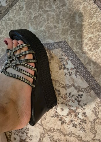 Yılan Desenli Siyah Dolgu Topuklu Sandalet