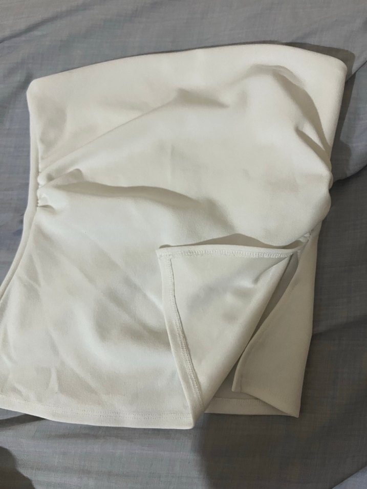 Beyaz Yan Dekolte Detaylı Straplez Crop - Görsel 2