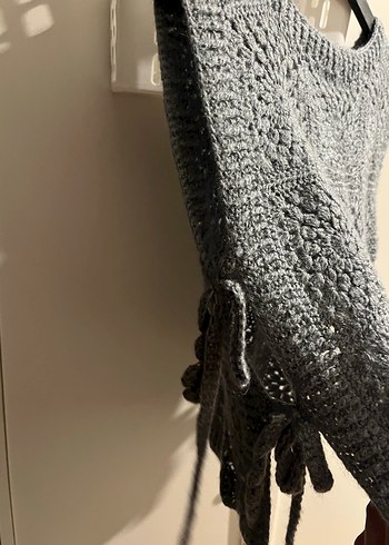 El Örgüsü Gri Crop Yandan Bağlamalı Süveter - Görsel 3