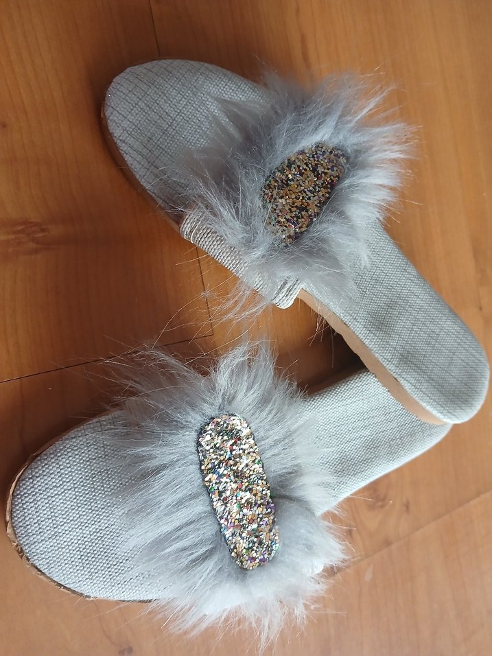 Gri Tüylü Şık Kadın Terlik - Görsel 2