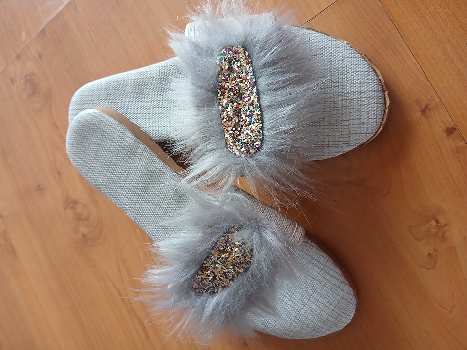 Gri Tüylü Şık Kadın Terlik - Görsel 3