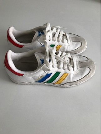 Beyaz adidas ayakkabı samba model