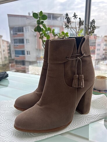 1 kez kullanılmış süet bot