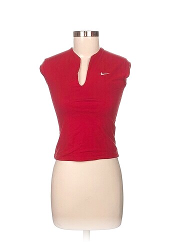 Nike T-shirt %70 İndirimli.