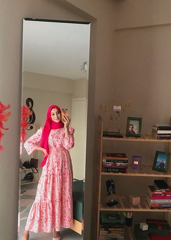 Pembe desenli tril tril elbise .