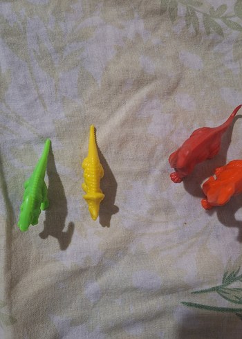 Renkli Plastik Dinozor Figürleri