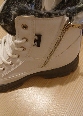 Beyaz Kürklü Topuklu Sokak Tarzı Botlar - Görsel 3