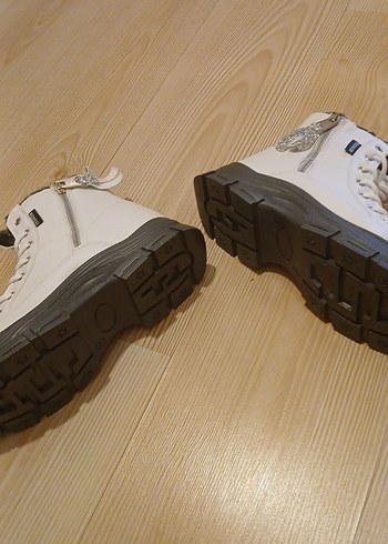 Beyaz Kürklü Topuklu Sokak Tarzı Botlar - Görsel 5