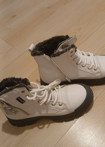 Beyaz Kürklü Topuklu Sokak Tarzı Botlar - Görsel 6